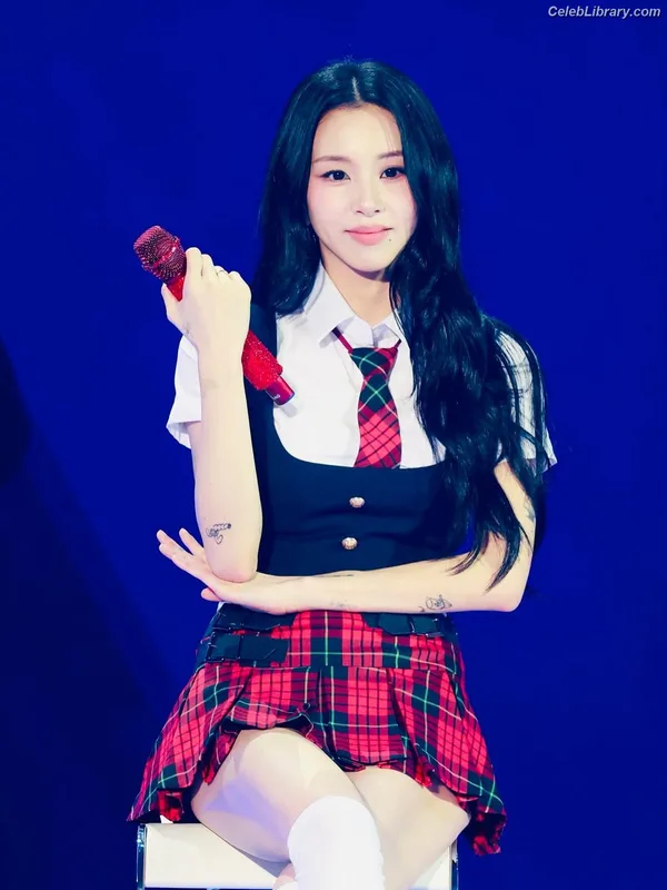 Chaeyoung (TWICE) photo 17 of 400