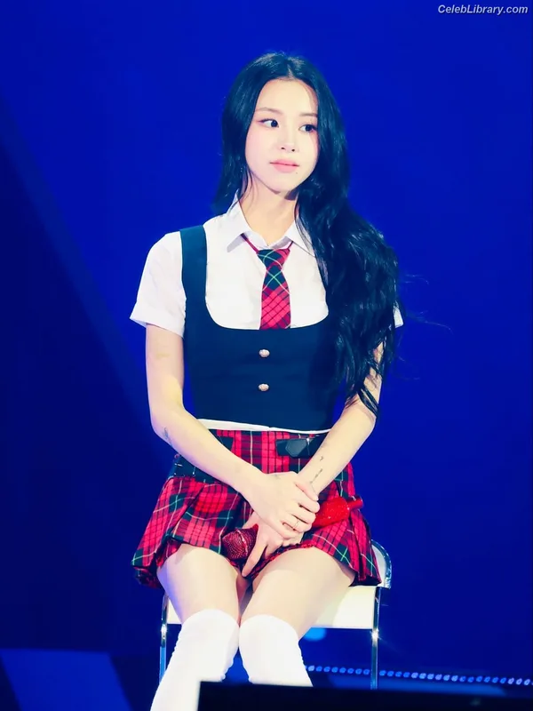 Chaeyoung (TWICE) photo 18 of 400