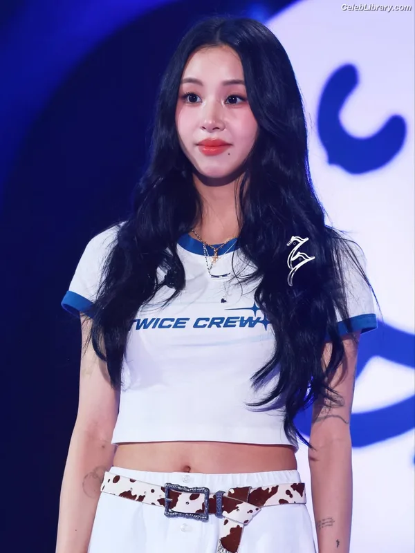 Chaeyoung (TWICE) photo 19 of 400