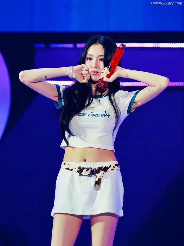 Chaeyoung (TWICE) photo 20 of 400