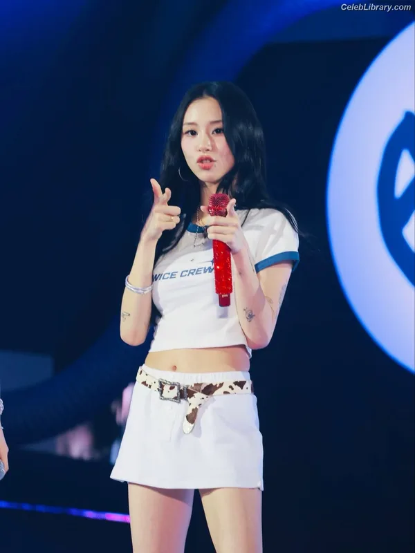 Chaeyoung (TWICE) photo 21 of 400