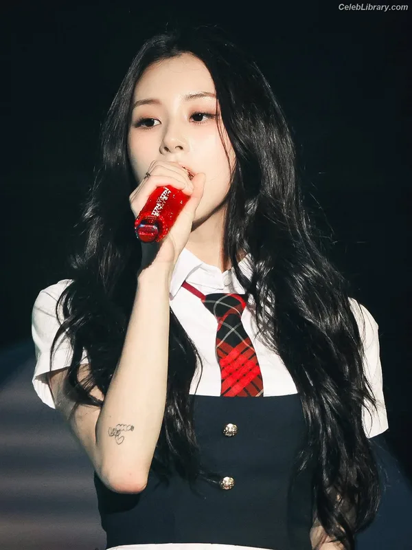 Chaeyoung (TWICE) photo 22 of 400