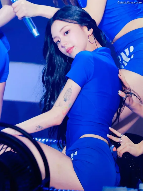 Chaeyoung (TWICE) photo 23 of 400
