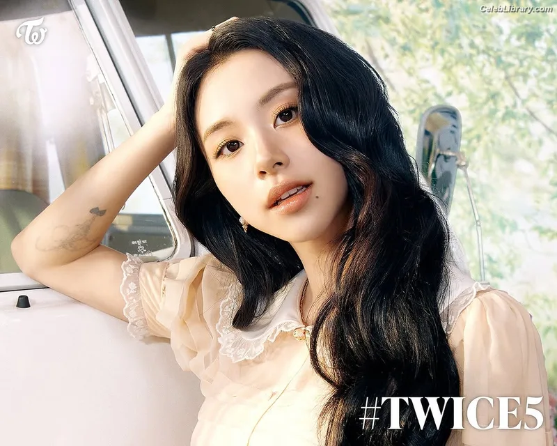 Chaeyoung (TWICE) photo 24 of 400