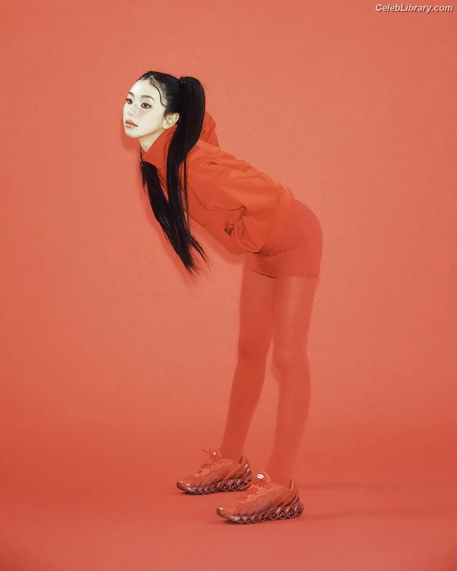 Chaeyoung (TWICE) photo 3 of 400