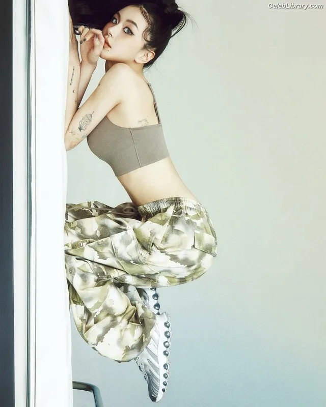Chaeyoung (TWICE) photo 5 of 400