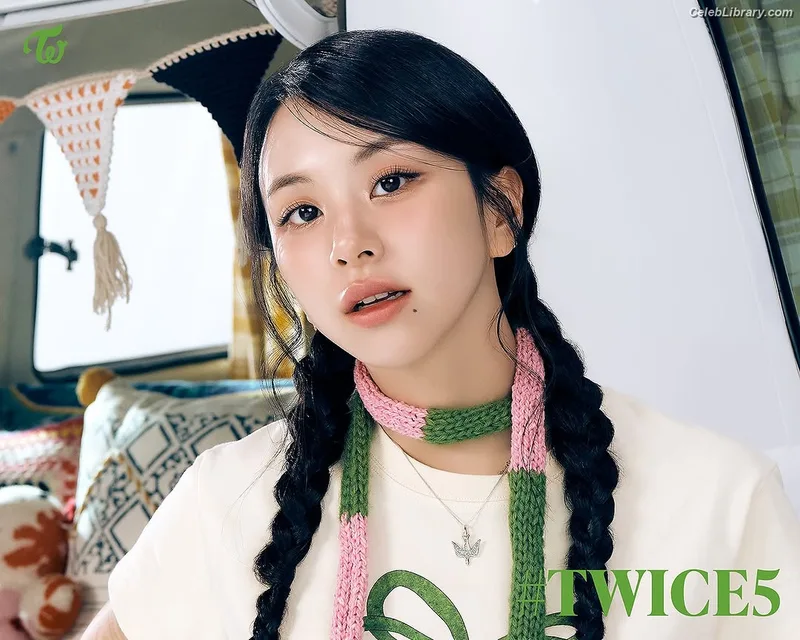 Chaeyoung (TWICE) photo 6 of 400