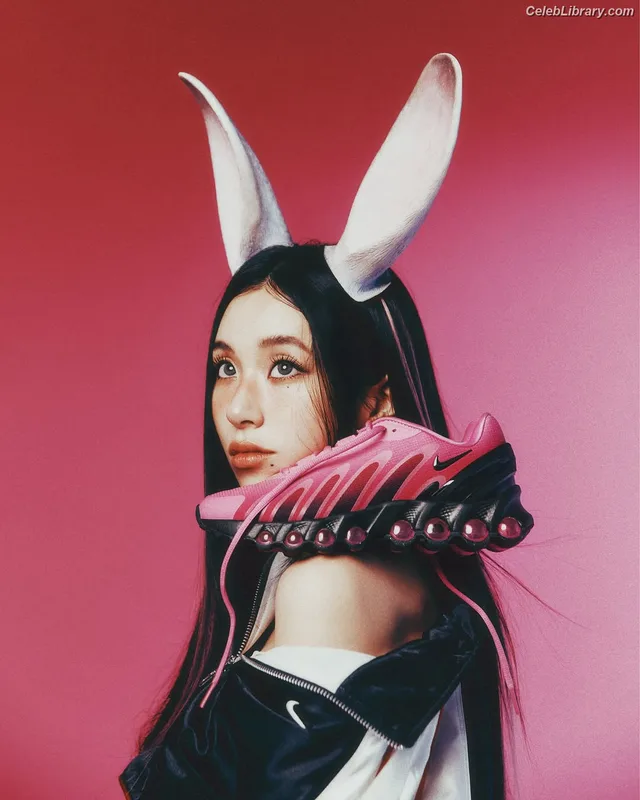 Chaeyoung (TWICE) photo 8 of 400