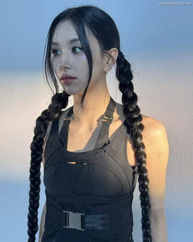Chaeyoung (TWICE) photo 12 of 400
