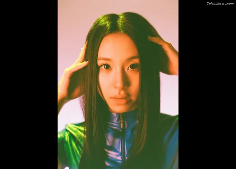 Chaeyoung (TWICE) photo 17 of 400