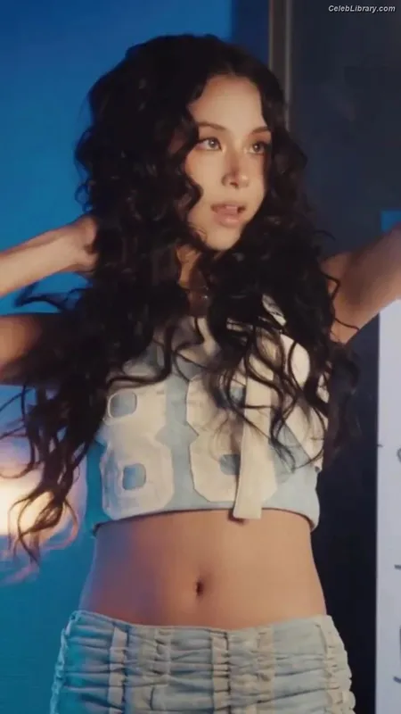 Chaeyoung (TWICE) photo 19 of 400