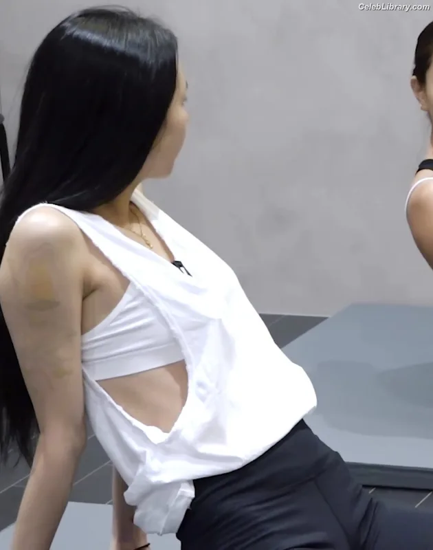 Chaeyoung (TWICE) photo 23 of 400