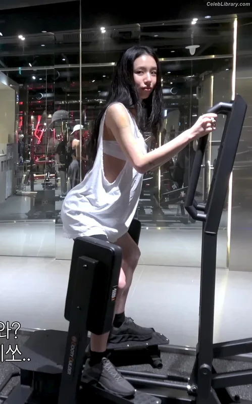 Chaeyoung (TWICE) photo 5 of 400