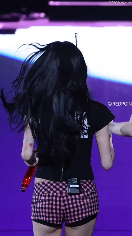Chaeyoung (TWICE) photo 10 of 400