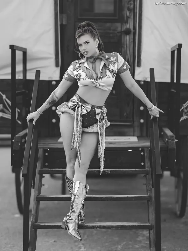 Chanel West Coast photo 4 of 707
