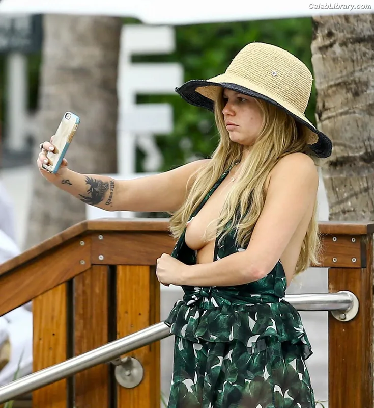 Chanel West Coast photo 2 of 707