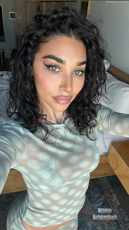 Chantel Jeffries photo 10 of 1942
