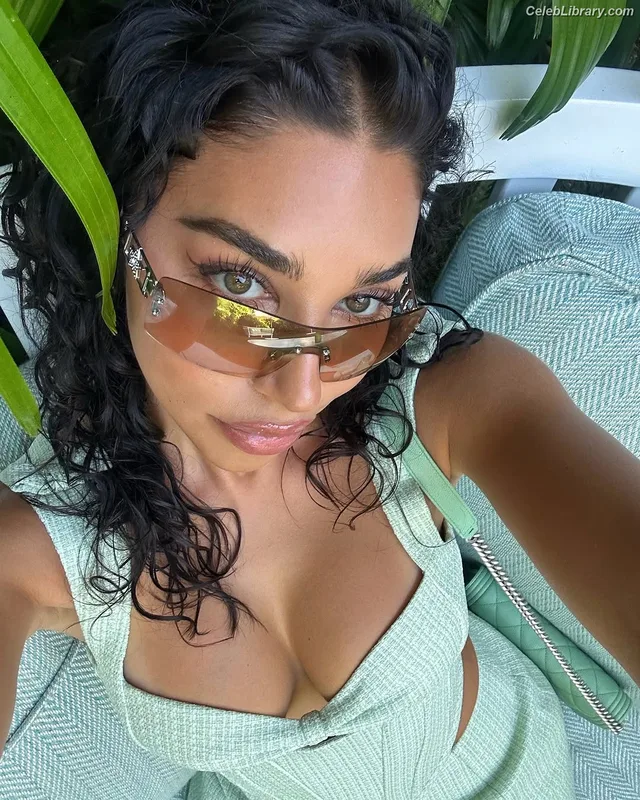 Chantel Jeffries photo 21 of 1942