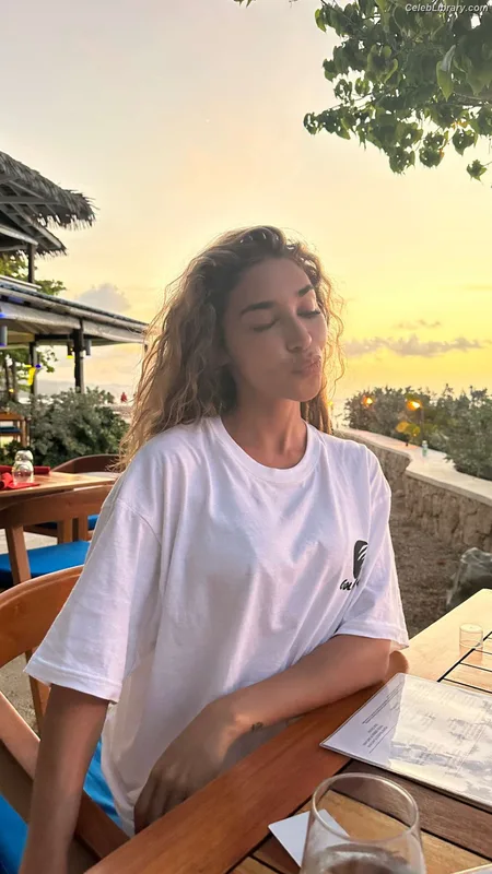 Chantel Jeffries photo 3 of 1942