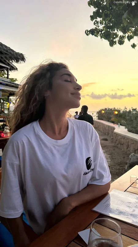 Chantel Jeffries photo 6 of 1942