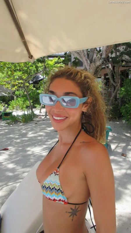 Chantel Jeffries photo 17 of 1942
