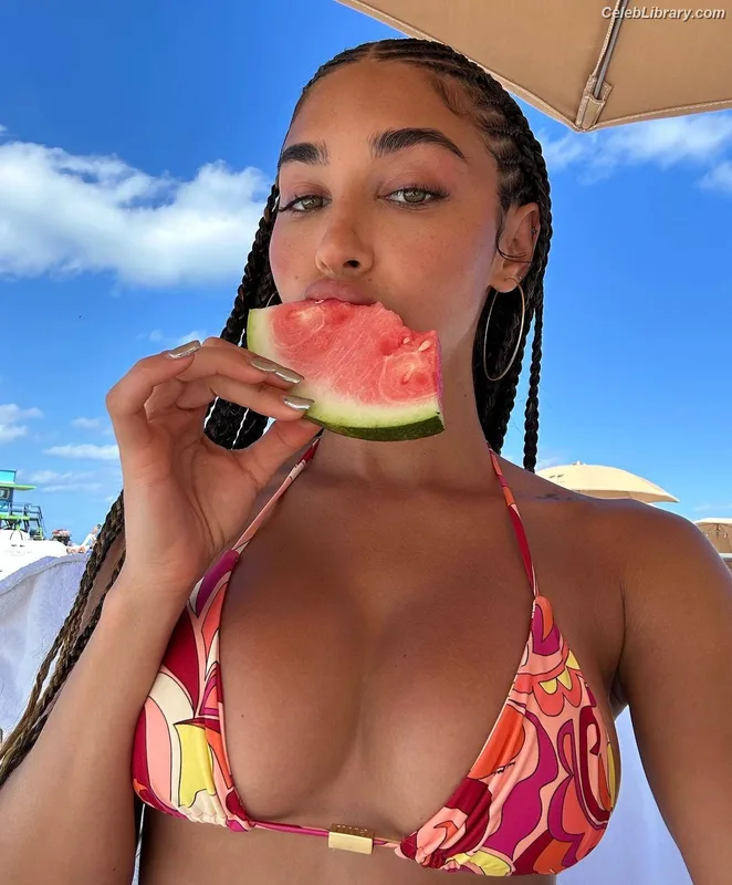 Chantel Jeffries photo 10 of 1942