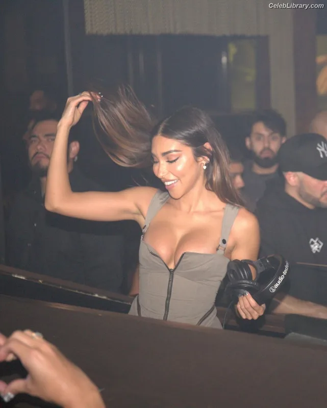 Chantel Jeffries photo 2 of 1942