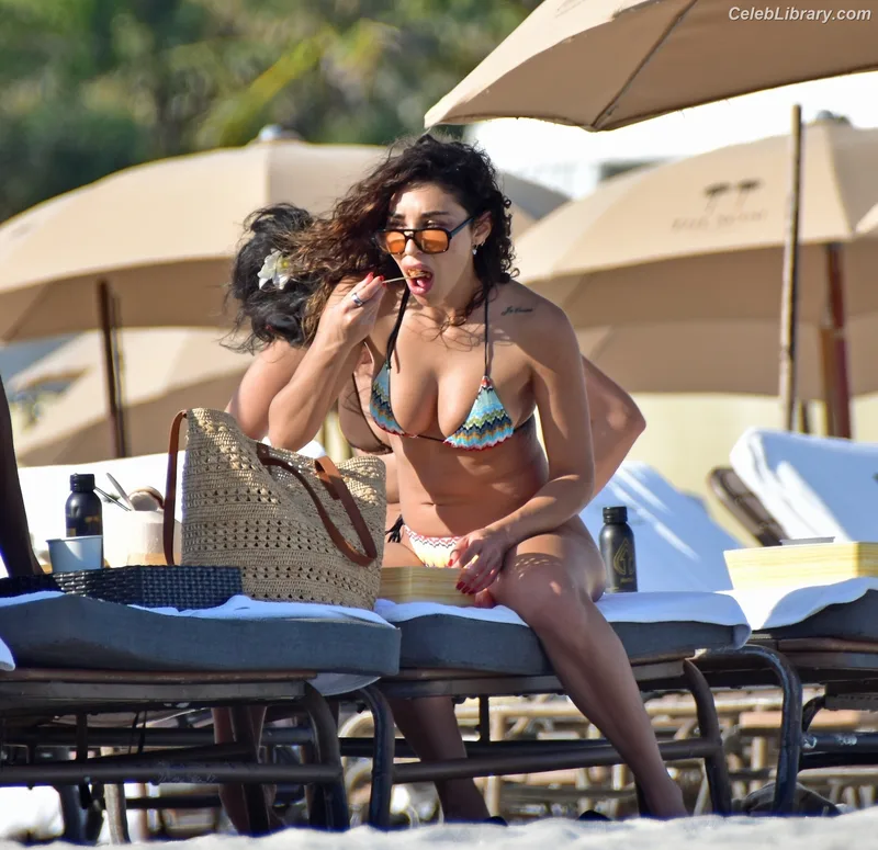 Chantel Jeffries photo 3 of 1942
