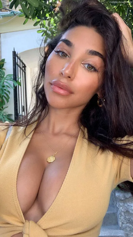 Chantel Jeffries photo 2 of 1942