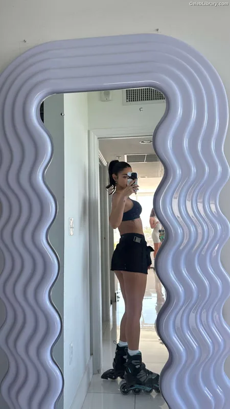 Chantel Jeffries photo 4 of 1942