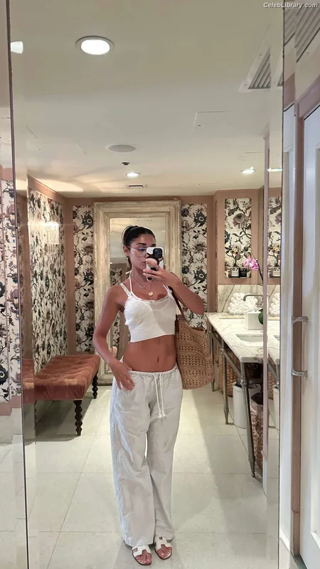 Chantel Jeffries photo 5 of 1942