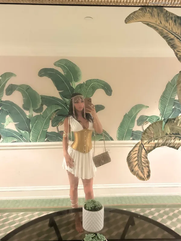 Chantel Jeffries photo 21 of 1942