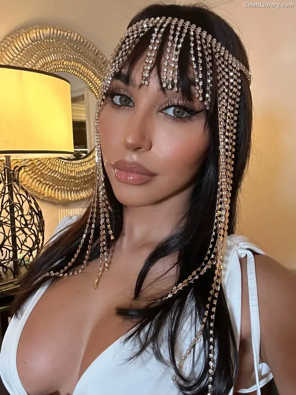 Chantel Jeffries photo 4 of 1942