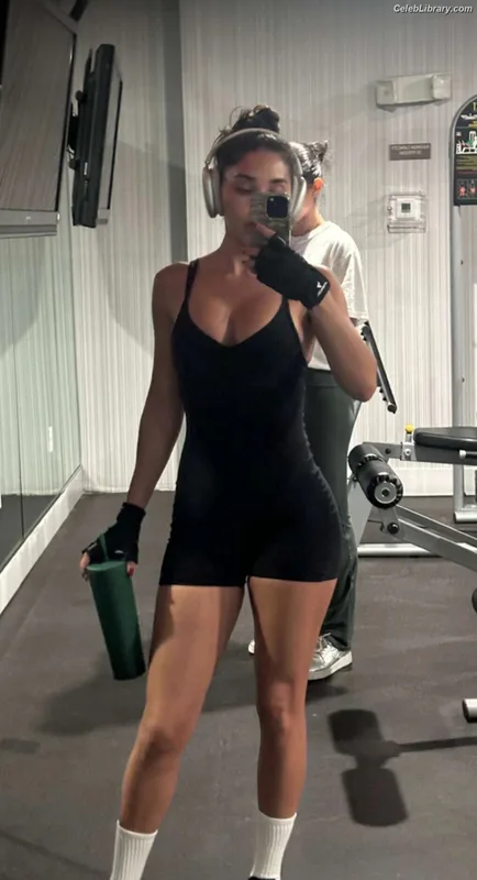 Chantel Jeffries photo 18 of 1942