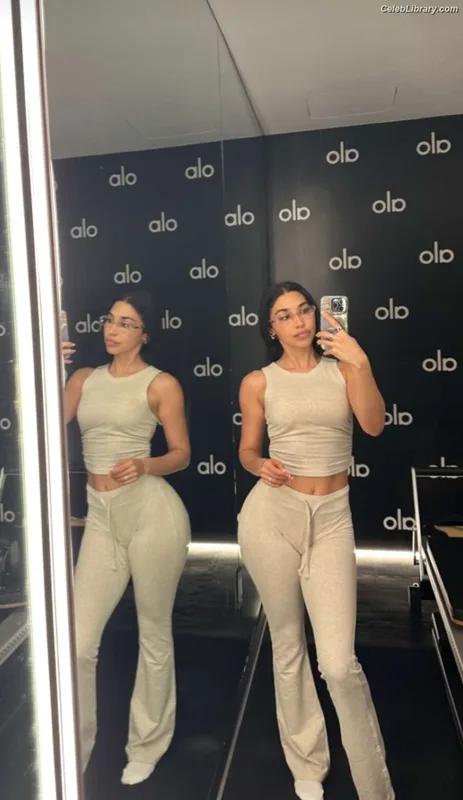 Chantel Jeffries photo 9 of 1942