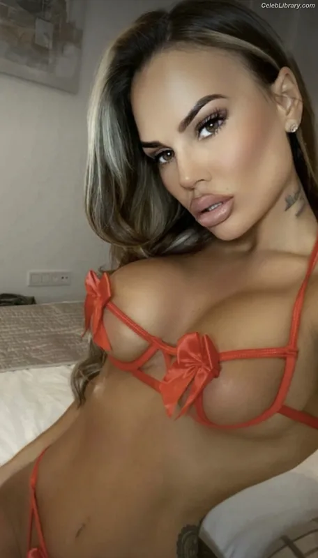 Chantelle Connelly photo 2 of 30
