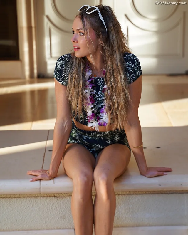 Chari Hawkins photo 4 of 71