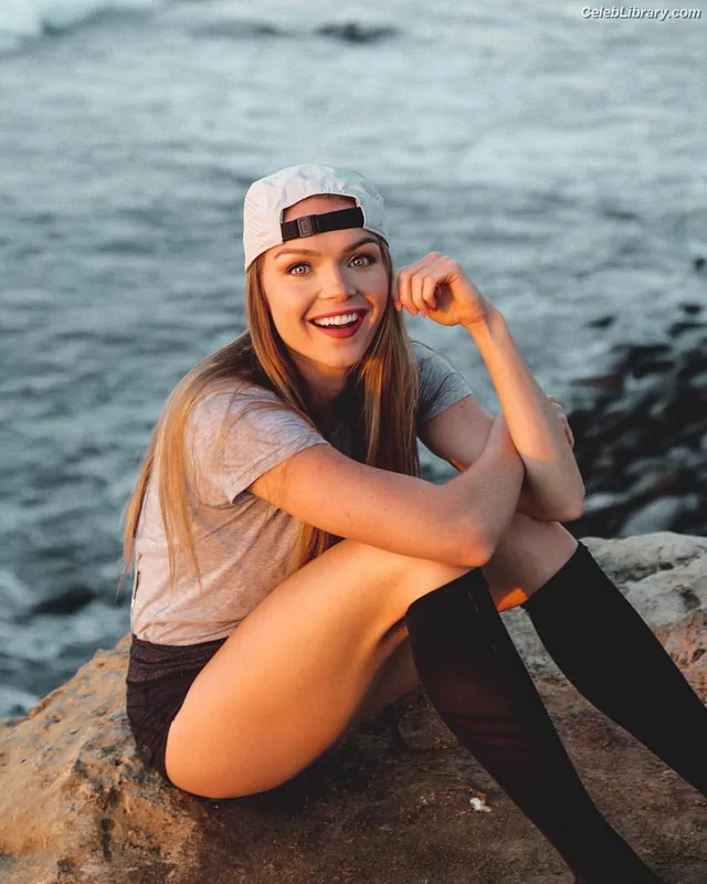Chari Hawkins photo 9 of 71