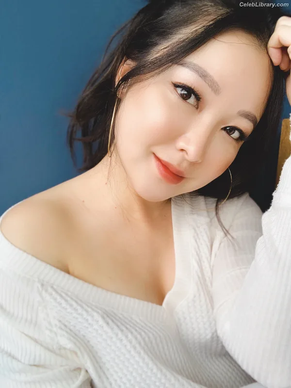 Charlet Chung photo 19 of 49