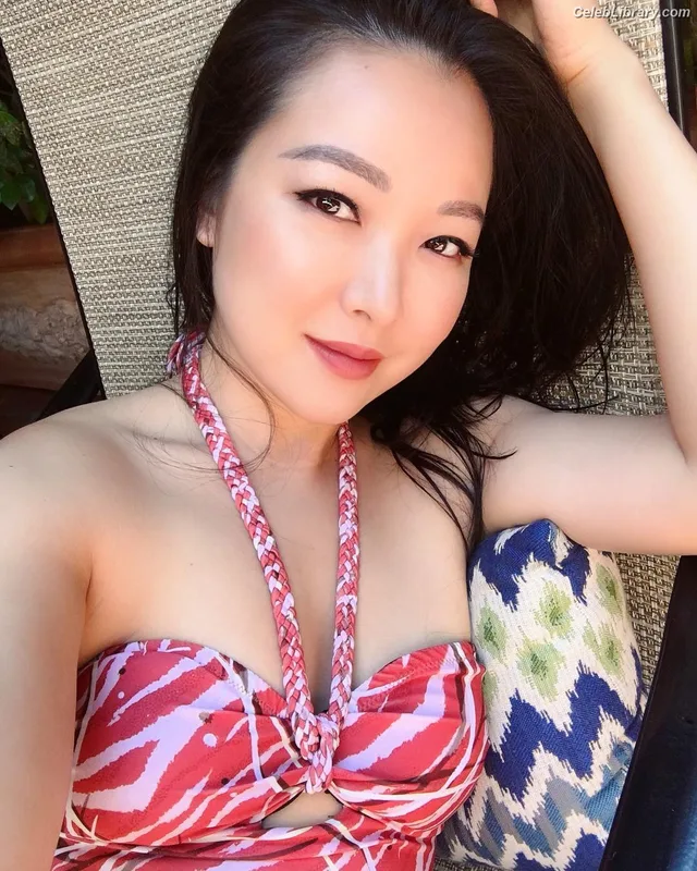 Charlet Chung photo 7 of 49