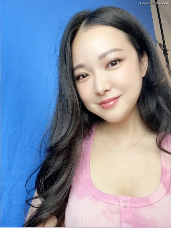 Charlet Chung photo 14 of 49