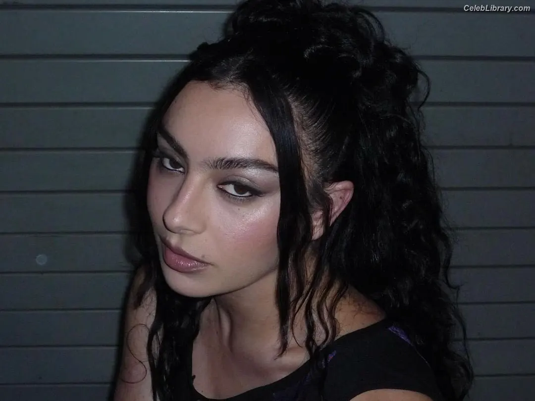 Charli XCX photo 7 of 2648