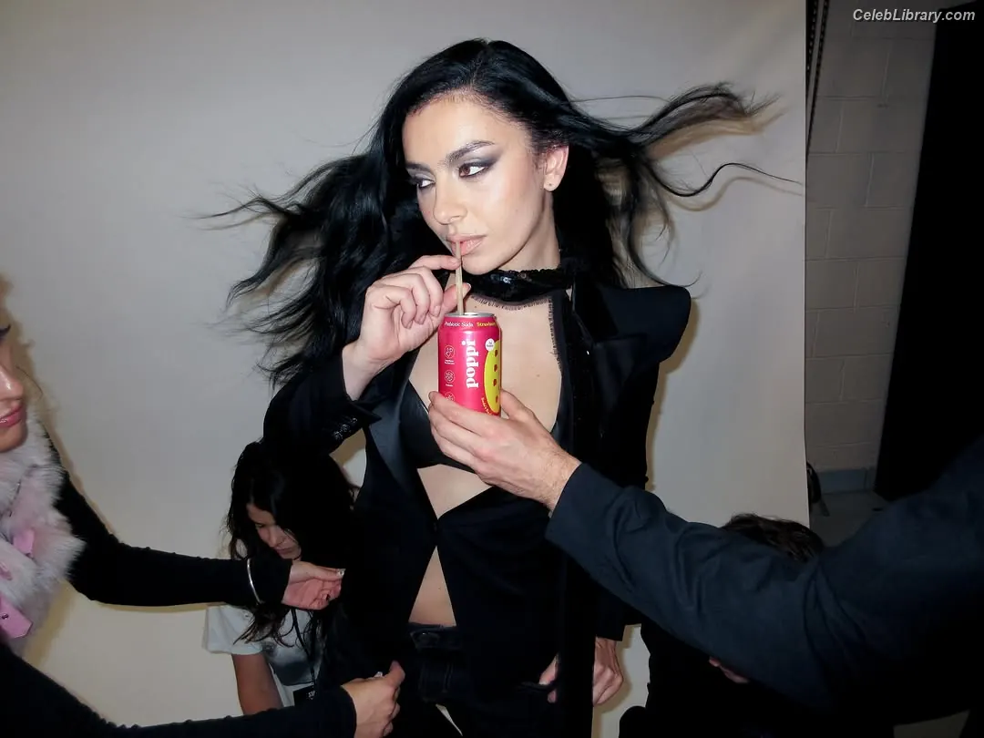 Charli XCX photo 6 of 2648