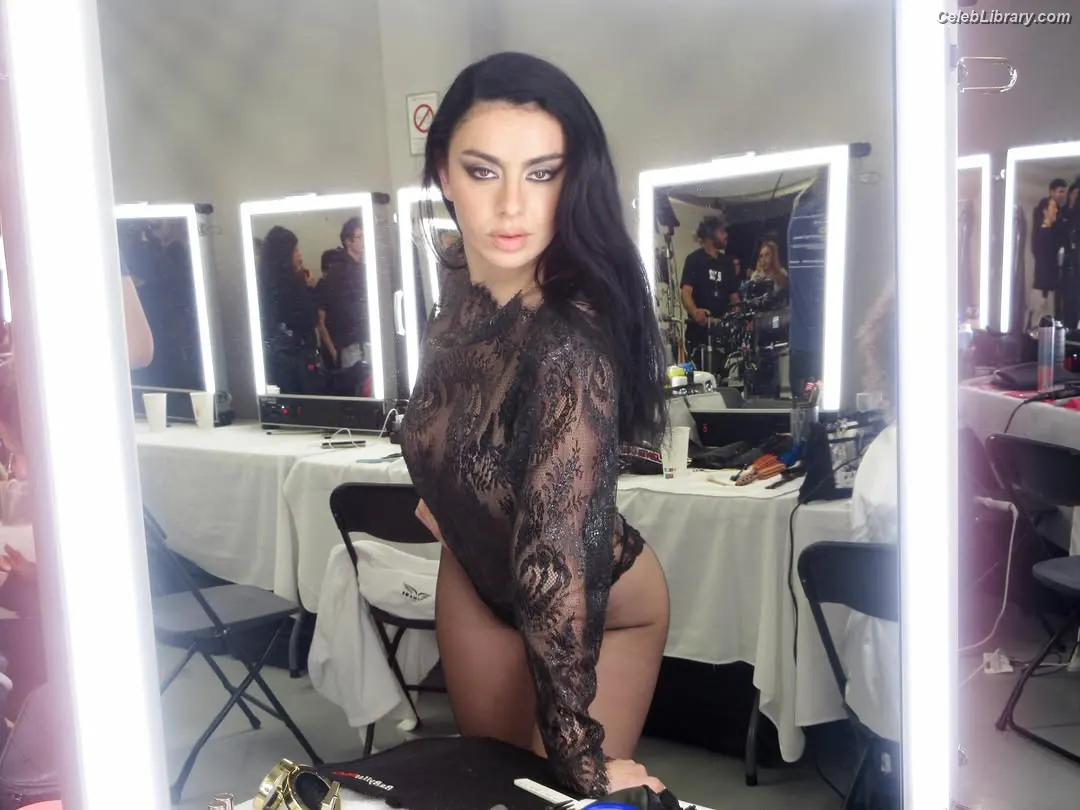 Charli XCX photo 7 of 2648