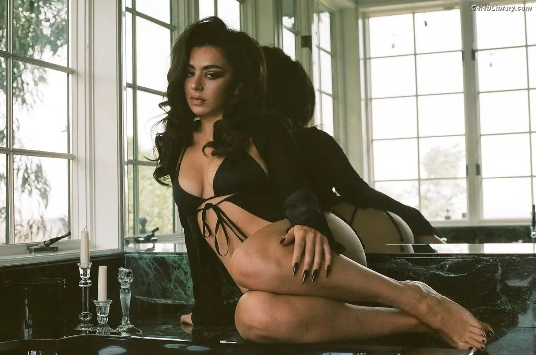 Charli XCX photo 8 of 2648