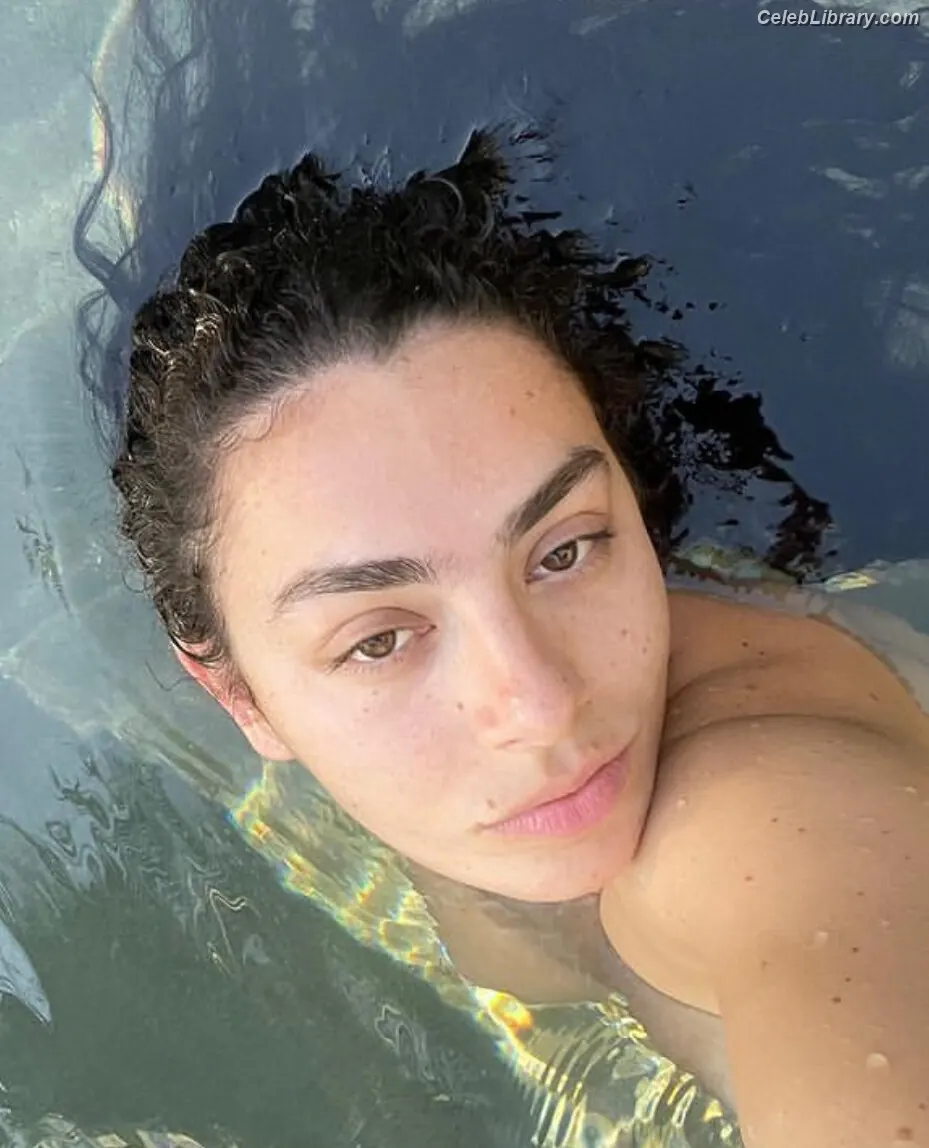 Charli XCX photo 9 of 2648
