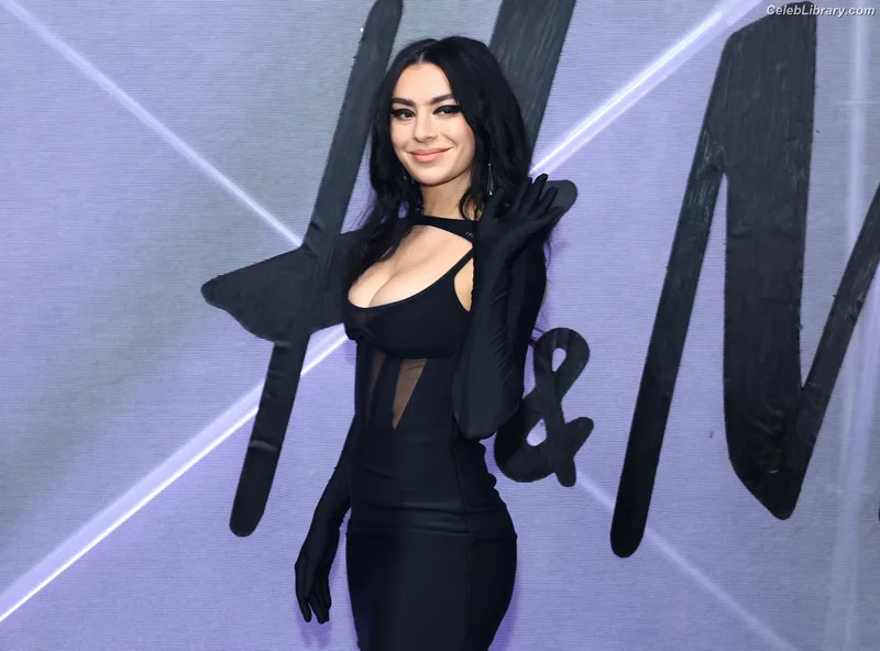 Charli XCX photo 7 of 2701