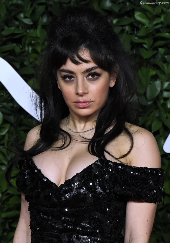 Charli XCX photo 7 of 2701