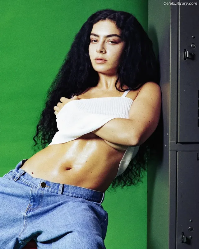 Charli XCX photo 24 of 2701
