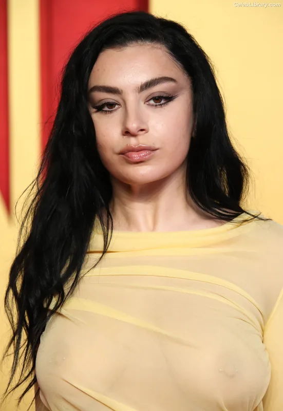 Charli XCX photo 2 of 2701